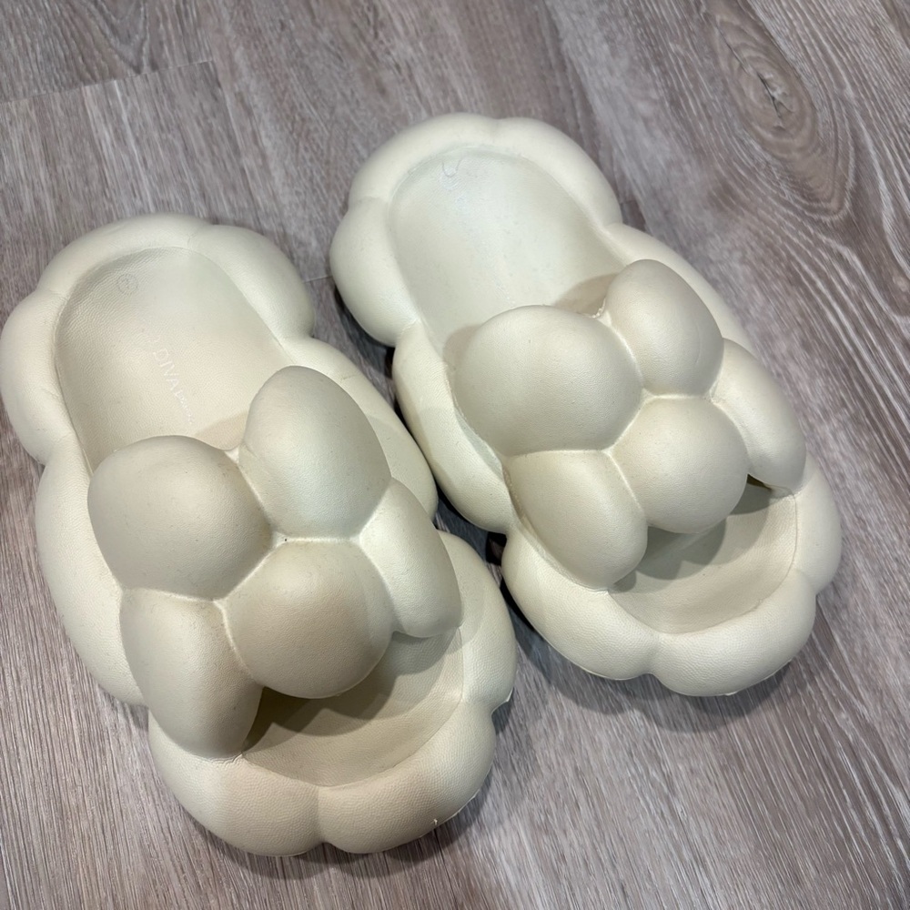 Cream Cloud Slides Stuck In The Clouds Slides - Beige sz 8, 9, 10 - Picture 4 of 6